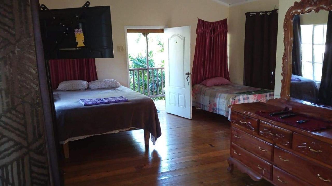 T&T - Tatty And Tony Guesthouse Negril Buitenkant foto