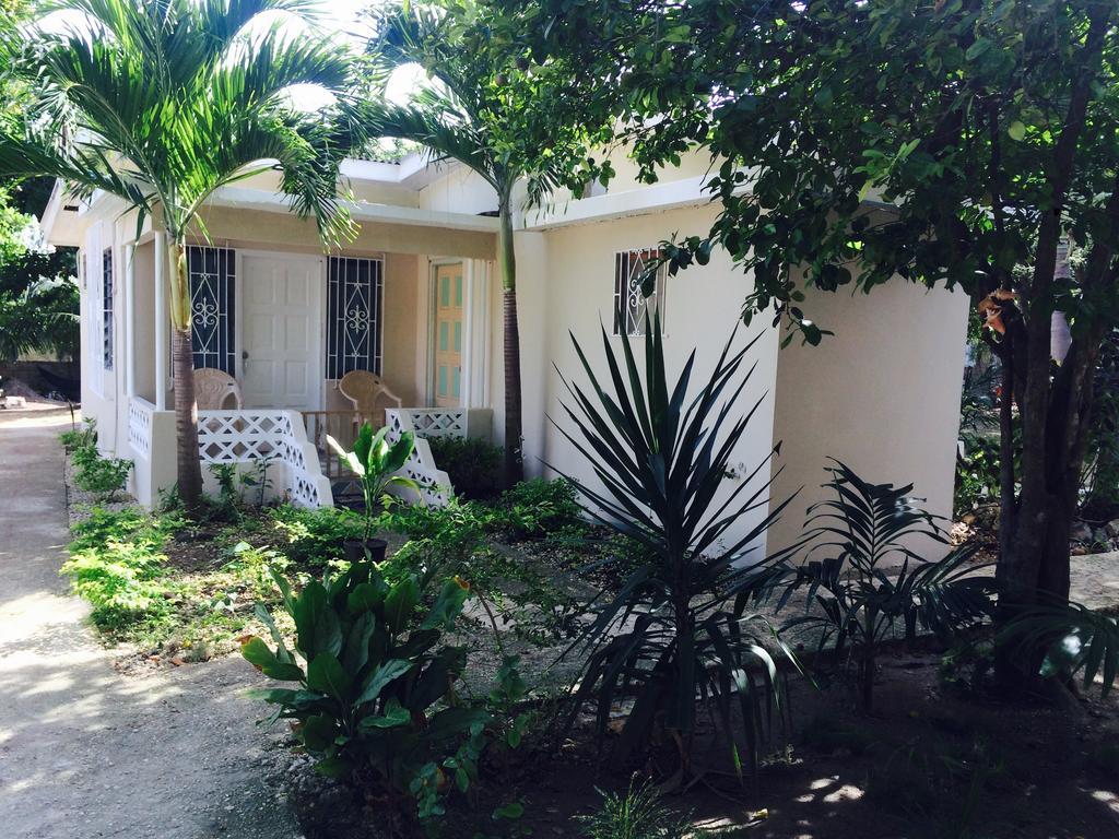 T&T - Tatty And Tony Guesthouse Negril Buitenkant foto