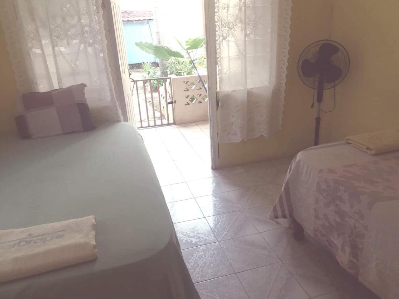 T&T - Tatty And Tony Guesthouse Negril Buitenkant foto