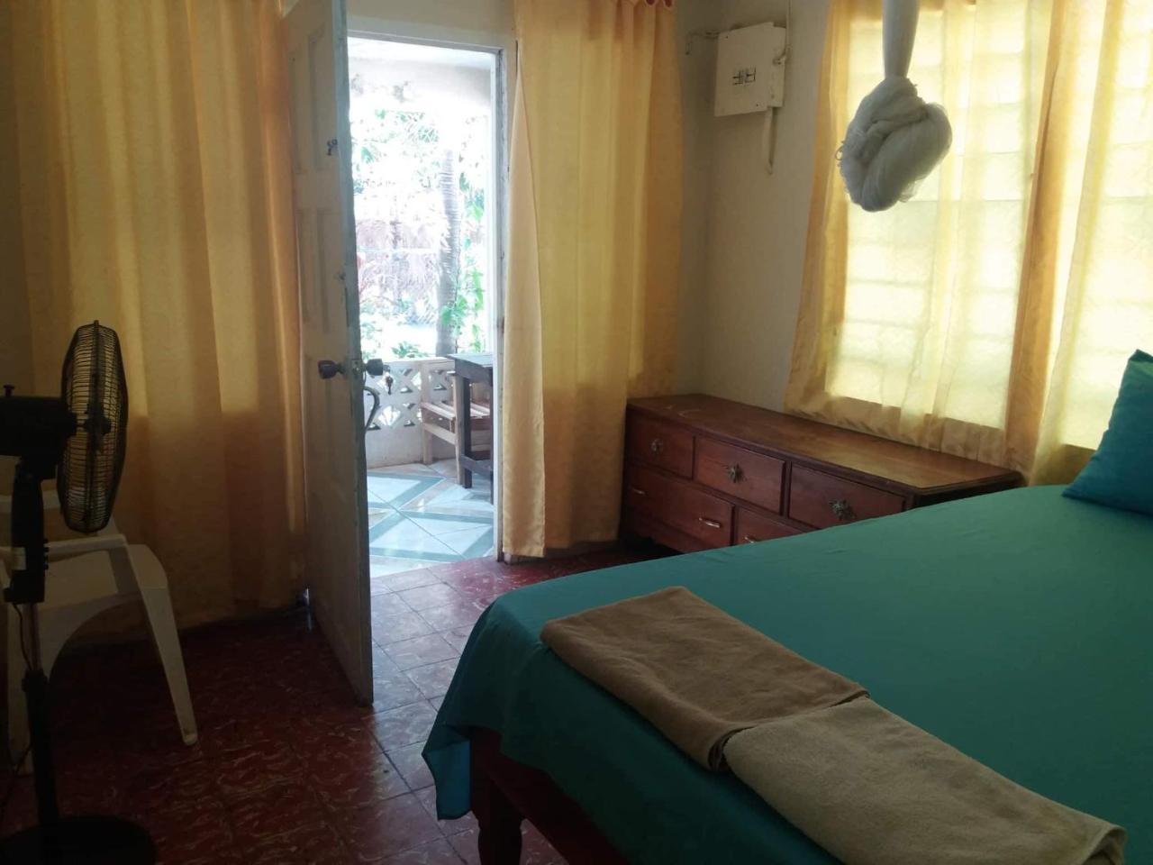 T&T - Tatty And Tony Guesthouse Negril Buitenkant foto